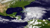 Posisi ke-3 dipegang oleh Badai Sandy. Badai ini pernah melanda AS dan menghilangkan 200 nyawa. Total 24 negara bagian menerima kerusakan hebat. Badai kategori 3 ini mempunyai diameter mencapai 1.380 km persegi. Getty Images