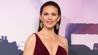 Tubuh tegap Hayley Atwell ini pasti hasil latihan di MCU ya? (Foto: Mike Marsland/WireImage/Mike Marsland)