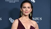Rambut Hayley Atwell tampak ditata klimis di bagian atas dan digerai di bagian bawah. (Foto: Getty Images/Kate Green)