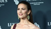 Aksesorinya malam itu membuat penampilan Hayley Atwell semakin mempesona mulai dari cincin, anting panjang, hingga tas tangan bernuansa merah. (Foto: WireImage/Samir Hussein)