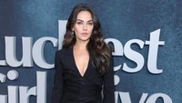 Mila Kunis tampil dengan busana serba hitam. (Foto: Getty Images/Michael Loccisano)