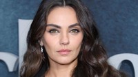 Tatap mata Mila Kunis. (Foto: Getty Images/Michael Loccisano)