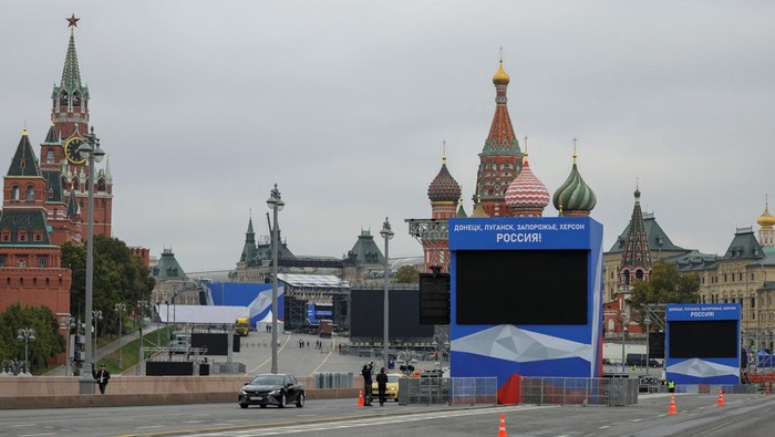 4 Wilayah Ukraina Gabung Rusia, Putin Siap Gelar 'Pesta' Seremoni Vehicles are stuck in a traffic jam near banners, set up ahead of an expected ceremony and concert to declare four Ukraine's self-proclaimed regions part of Russia following recent referendums, on a bridge in central Moscow, Russia September 29, 2022. A slogan on the banners reads: