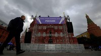 Pekerja memperbaiki spanduk bertuliskan Donetsk, Lugansk, Zaporizhzhia, Kherson - Russia! di atas konstruksi yang dipasang di depan Museum Sejarah Negara di luar Lapangan Merah di Moskow tengah. (Natalia Kolesnikova/AFP/Getty Images)