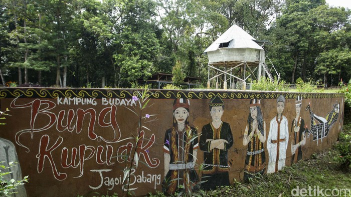 Bung Kupuak merupakan kampung adat tua Suku Dayak Bidayuh yang ada di Jagoi Babang, Kalimantan Barat. Yuk kita lihat suasananya.