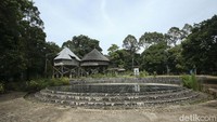 Kepala Dusun Jagoi, Libik menjelaskan Kampung Adat Bung Kupuak merupakan kampung tua di Jagoi Babang dan diyakini didirikan oleh tetua yang berasal dari Malaysia. Awalnya mereka berpindah dan menemukan tempat ini (Jagoi Babang), mereka menemukan dari suara burung dan semut bahwa tempat ini cocok untuk dijadikan sebagai perkampungan. Sudah berusia 182 tahun. Sudah 1 abad lebih. Terdiri dari 2 desa, Desa Jagoi dan Desa Sekida. Mereka berasal dari Malaysia.