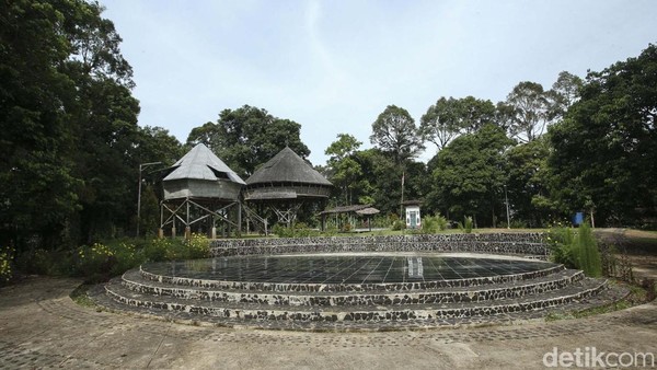 Kepala Dusun Jagoi, Libik menjelaskan Kampung Adat Bung Kupuak merupakan kampung tua di Jagoi Babang dan diyakini didirikan oleh tetua yang berasal dari Malaysia. Awalnya mereka berpindah dan menemukan tempat ini (Jagoi Babang), mereka menemukan dari suara burung dan semut bahwa tempat ini cocok untuk dijadikan sebagai perkampungan. Sudah berusia 182 tahun. Sudah 1 abad lebih. Terdiri dari 2 desa, Desa Jagoi dan Desa Sekida. Mereka berasal dari Malaysia. Kepala Dusun Jagoi, Libik menjelaskan Kampung Adat Bung Kupuak merupakan kampung tua di Jagoi Babang dan diyakini didirikan oleh tetua yang berasal dari Malaysia. Awalnya mereka berpindah dan menemukan tempat ini (Jagoi Babang), mereka menemukan dari suara burung dan semut bahwa tempat ini cocok untuk dijadikan sebagai perkampungan. Sudah berusia 182 tahun. Sudah 1 abad lebih. Terdiri dari 2 desa, Desa Jagoi dan Desa Sekida. Mereka berasal dari Malaysia.
