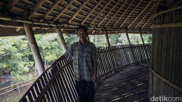 Di Kampung Bung Kupuak ini, ada kawasan rumah adat yang menjadi lokasi digelarnya ritual gawai. Menurut Libik, rumah adat yang ada di kampung adat pemenang Anugerah Pesona Indonesia dari Kemenparekraf ini memiliki ciri yang sama dengan yang ada di Malaysia. Di Kampung Bung Kupuak ini, ada kawasan rumah adat yang menjadi lokasi digelarnya ritual gawai. Menurut Libik, rumah adat yang ada di kampung adat pemenang Anugerah Pesona Indonesia dari Kemenparekraf ini memiliki ciri yang sama dengan yang ada di Malaysia.
