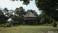 Rumah kecil yang terdapat di daerah tersebut tergolong tempat sakral karena menyimpan sejumlah benda peninggalan leluhur seperti kepala setengah tengkorak manusia, tanduk rusa, batu katak, dan lainnya.