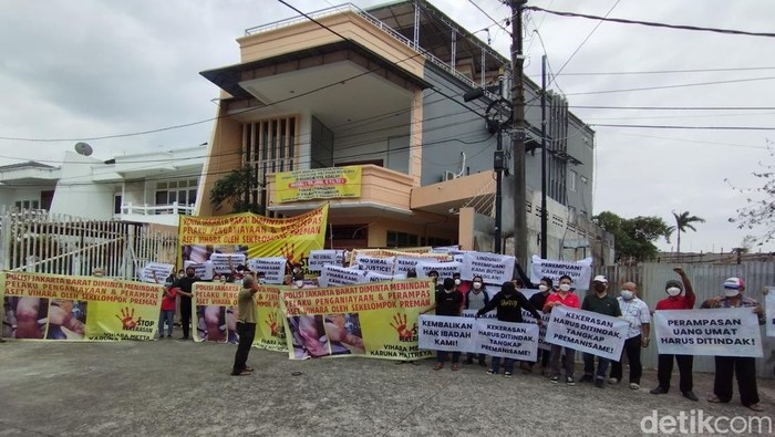 Aksi di depan Vihara Tien En Tang, Jakarta Barat