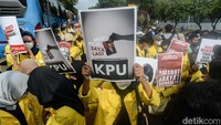 Mereka berasal dari berbagai perguruan tinggi.