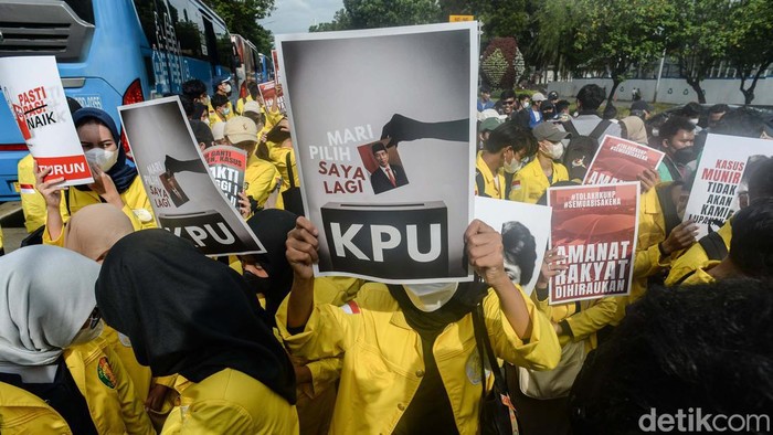 Sejumlah mahasiswa berdemo di kawasan Patung Kuda, Jakarta, Jumat (30/9/2022). Berbagai isu mereka suarakan.