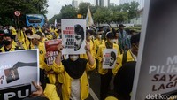 Massa juga membawa poster bergambar Munir.