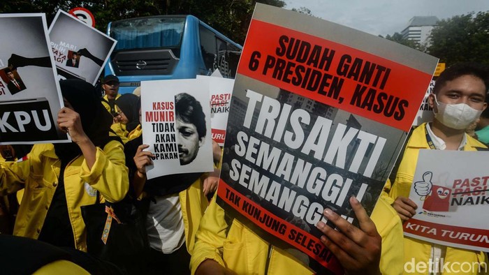 Sejumlah mahasiswa berdemo di kawasan Patung Kuda, Jakarta, Jumat (30/9/2022). Berbagai isu mereka suarakan.