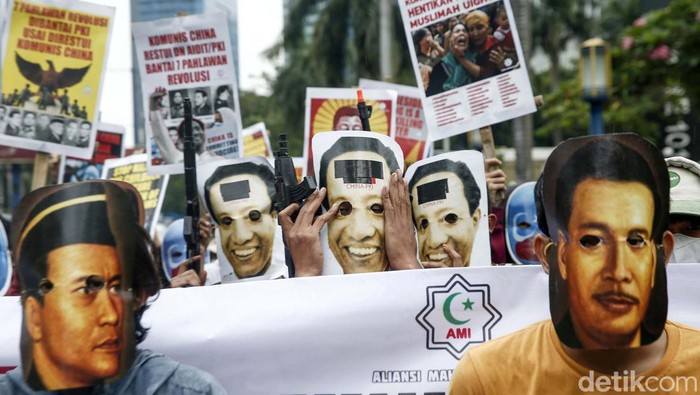 Aliansi Mahasiswa Islam (AMI) gelar aksi teaterikal di depan Kedubes China. Mereka menyuarakan pembantaian Muslim Uighur serta memperingati G30S/PKI.