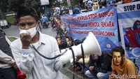 Seorang perwakilan demonstran berorasi.