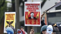 Massa juga membawa poster bergambar Presiden China Xi Jiping.