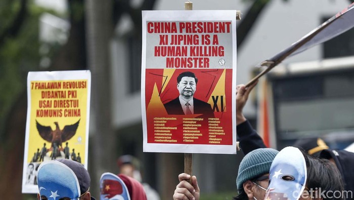 Aliansi Mahasiswa Islam (AMI) gelar aksi teaterikal di depan Kedubes China. Mereka menyuarakan pembantaian Muslim Uighur serta memperingati G30S/PKI.