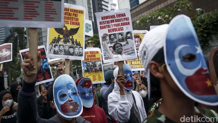 Aliansi Mahasiswa Islam (AMI) gelar aksi teaterikal di depan Kedubes China. Mereka menyuarakan pembantaian Muslim Uighur serta memperingati G30S/PKI.