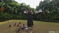 Mulai dari kegiatan berenang, bermain e-bike (sepeda elektrik), PS, karaoke sampai memberi makan burung dara.