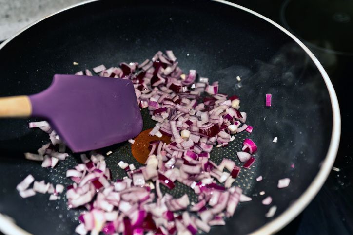 Alat Masak Kayu vs Plastik, Mana Lebih Ideal dan Efektif?