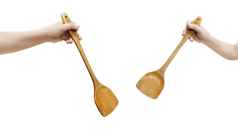 Alat Masak Kayu vs Plastik, Mana Lebih Ideal dan Efektif?