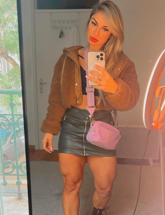 Inilah penampakan kaki Anne Lima yang kekar dan berotot. Kakinya itu bahkan disebut mirip dengan milik Arnold Schwarzenegger. Foto: dok. Instagram/@love_lifeanne