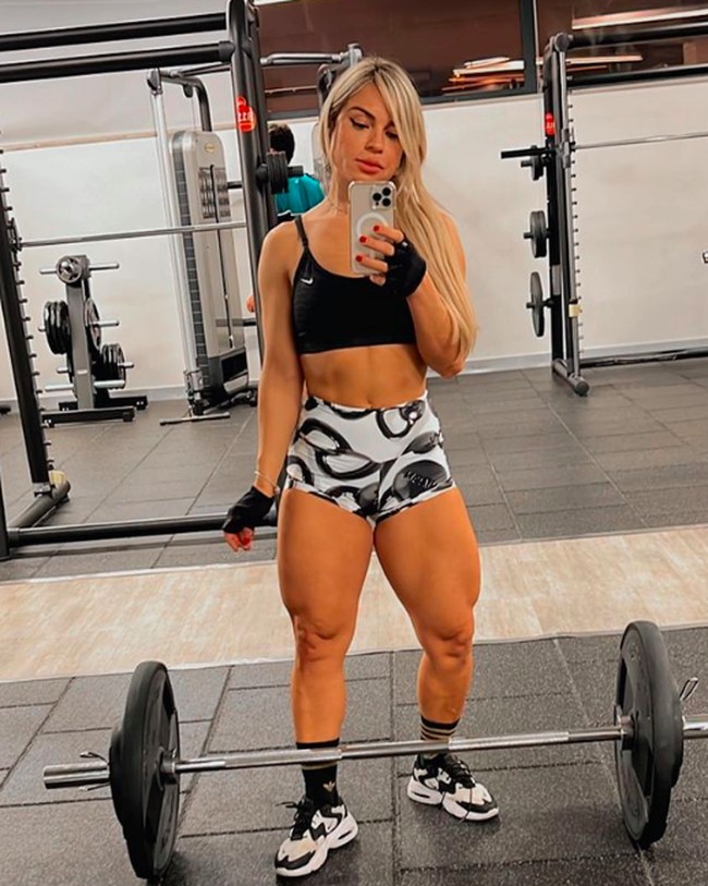 Anne Lima, model dan pelatih kebugaran ingin menjaga kakinya yang disebutnya sebagai asetnya. Anne begitu bangga dengan kakinya yang kekar. Foto: dok. Instagram/@love_lifeanne