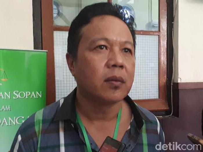 Aris Setiawan saat mengajukan Peninjauan Kembali di PN Surabaya tahun 2017