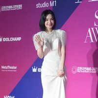 Jeon Mi Do menjadi tamu spesial APAN Awards 2022 meskipun tak masuk nominasi. Bintang drama Korea Hospital Playlist itu bikin penggemar pangling dengan potongan rambutnya yang sudah memanjang. Foto: Instagram