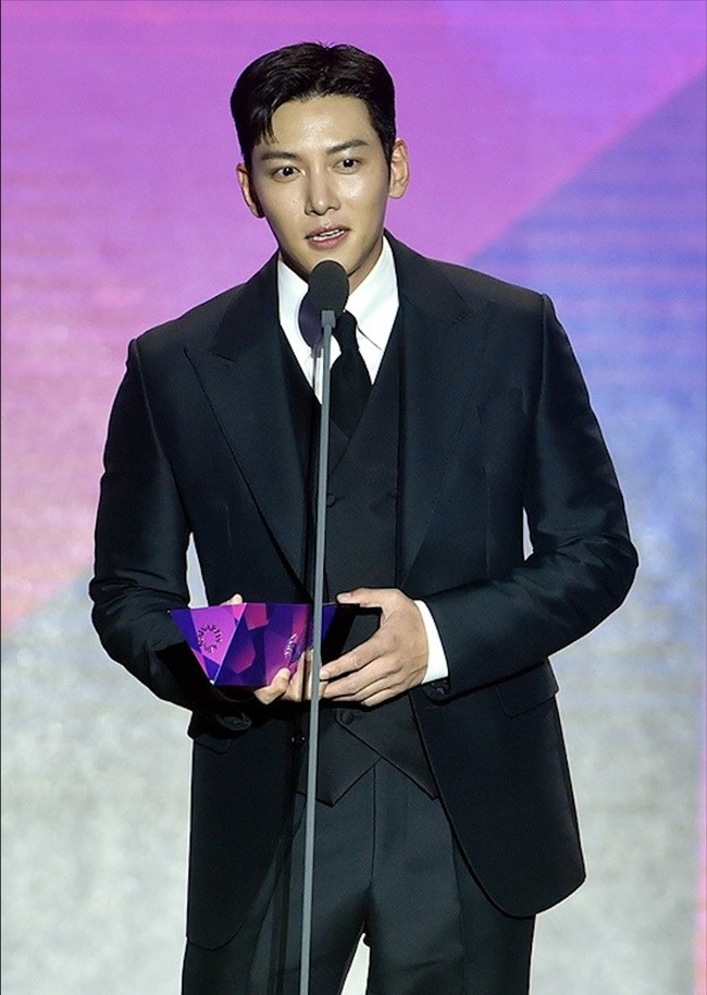 Ji Chang Wook terlihat menghampiri Song Joong Ki untuk menjabat tangannya setelah menerima piala penghargaan ‘Global Star Award’. Popularitasnya di mancanegara telah diakui setelah membintangi drama Korea Netflix, The Sound of Magic tahun ini. Foto: Instagram
