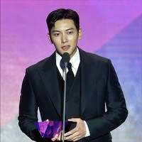 Ji Chang Wook terlihat menghampiri Song Joong Ki untuk menjabat tangannya setelah menerima piala penghargaan ‘Global Star Award’. Popularitasnya di mancanegara telah diakui setelah membintangi drama Korea Netflix, The Sound of Magic tahun ini. Foto: Instagram