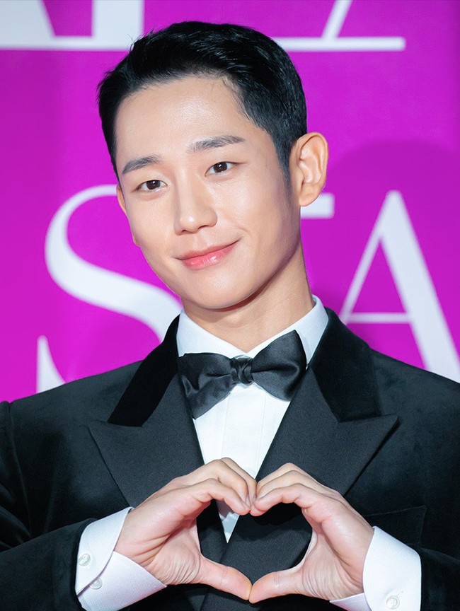 Jung Hae In menuai pujian berkat penampilannya dalam drama Korea Netflix, D.P. yang mengangkat isu perploncoan di dunia militer Korea Selatan. Dia pun memenangkan ‘Top Excellence Award, Actor in an OTT Series’ di APAN Star Awards 2022. Foto: Instagram