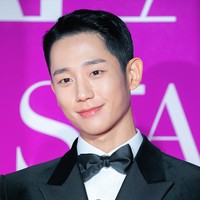 Jung Hae In menuai pujian berkat penampilannya dalam drama Korea Netflix, D.P. yang mengangkat isu perploncoan di dunia militer Korea Selatan. Dia pun memenangkan ‘Top Excellence Award, Actor in an OTT Series’ di APAN Star Awards 2022. Foto: Instagram