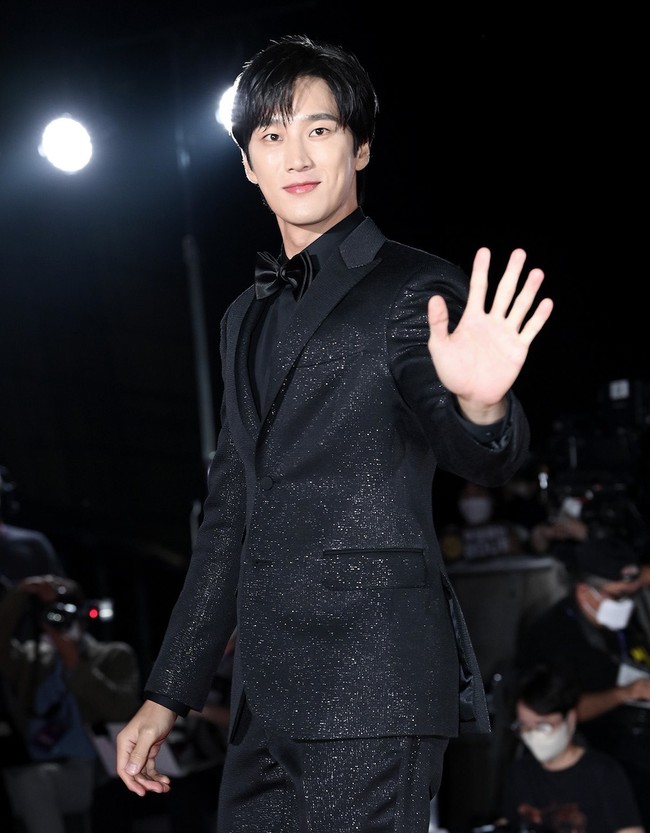 Ahn Bo Hyun juga hadir di APAN Awards 2022 dan membawa pulang piala ‘Excellence Award Actor in an OTT Series’. Sang aktor telah menampilkan chemistry-nya dengan Kim Go Eun (Yumi’s Cells) dan Han So Hee (My Name) lewat drama yang tayang di platform streaming global. Foto: Instagram