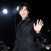 Ahn Bo Hyun juga hadir di APAN Awards 2022 dan membawa pulang piala ‘Excellence Award Actor in an OTT Series’. Sang aktor telah menampilkan chemistry-nya dengan Kim Go Eun (Yumi’s Cells) dan Han So Hee (My Name) lewat drama yang tayang di platform streaming global. Foto: Instagram