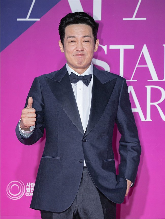 Heo Sung Tae mencuri perhatian berkat penampilannya sebagai preman sangar di Squid Game. Dia sukses memenangkan penghargaan ‘Best Supporting Actor’ bersama Yoon Byung Hee, yang tampil sebagai pemeran pendukung Vincenzo. Foto: Instagram