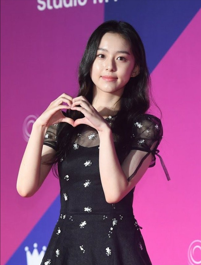 Lawan mainnya, Park Ji Hu juga memenangkan penghargaan ‘Best New Actress’ di APAN Awards 2022. Saat ini sang aktris tengah membintangi drama Korea Little Woman bersama Kim Go Eun dan Nam Ji Hyun yang jadi kakaknya. Foto: Instagram