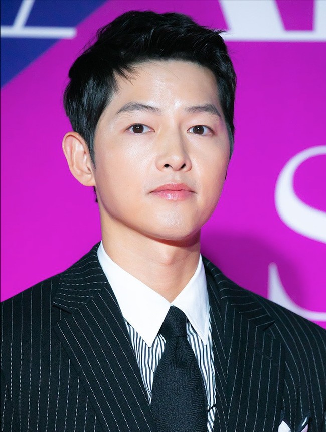 Song Joong Ki menghadiri APAN Star Awards pada Kamis (29/9/2022) malam dengan potongan rambut baru. Sang aktor menyabet penghargaan terbaik alias ‘Daesang’ berkat penampilannya sebagai eks mafia dalam drama Korea Vincenzo. Foto: Instagram