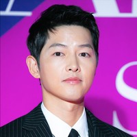 Song Joong Ki menghadiri APAN Star Awards pada Kamis (29/9/2022) malam dengan potongan rambut baru. Sang aktor menyabet penghargaan terbaik alias ‘Daesang’ berkat penampilannya sebagai eks mafia dalam drama Korea Vincenzo. Foto: Instagram