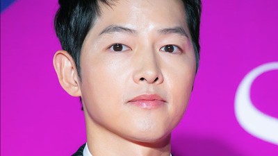 Foto 10 Artis Korea di APAN Star Awards, Song Joong Ki Pamer Rambut Baru
