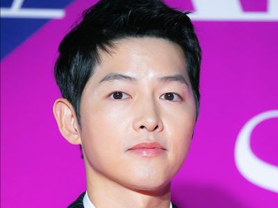 Foto 10 Artis Korea di APAN Star Awards, Song Joong Ki Pamer Rambut Baru