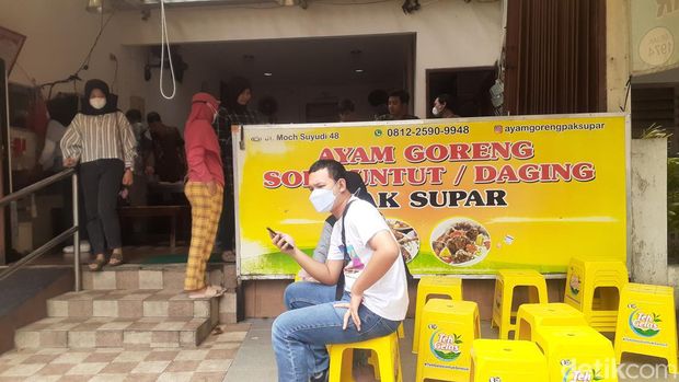 Ayam Goreng dan Sop Buntut Pak Supar Semarang. Warung makan ini merupakan salah satu kuliner legendaris di Semarang.