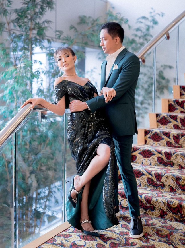 Ayu Dewi dan Regi Datau menikah pada 16 Juni 2012. Dari pernikahannya, keduanya telah dikaruniai 3 orang anak, 1 perempuan dan 2 laki-laki. Foto: Instagram/@mrsayudewi