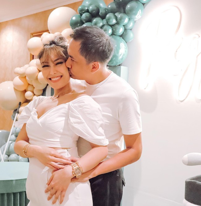 Isu perselingkuhan yang dialamatkan ke suami Ayu Dewi, Regi Datau belakangan tengah jadi perbincangan hangat. Namanya mulai dikaitkan usai selebgram Denise Chariesta membongkar perselingkuhan dirinya. Foto: Instagram/@mrsayudewi