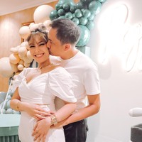Isu perselingkuhan yang dialamatkan ke suami Ayu Dewi, Regi Datau belakangan tengah jadi perbincangan hangat. Namanya mulai dikaitkan usai selebgram Denise Chariesta membongkar perselingkuhan dirinya. Foto: Instagram/@mrsayudewi