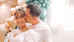 7 Foto Kemesraan Ayu Dewi dan Regi Datau yang Pernikahannya Jadi Sorotan