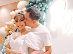 7 Foto Kemesraan Ayu Dewi dan Regi Datau yang Pernikahannya Jadi Sorotan