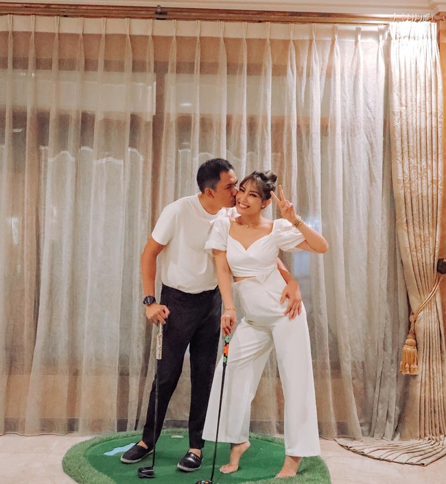 Dalam video wawancaranya bersama dokter Richard Lee, Denise mengungkapkan jika dirinya sudah 4 tahun menjalin hubungan terlarang dengan pria berinisial R. Pria berinisial R yang berprofesi sebagai pengusaha itu disebut memiliki seorang istri yang merupakan host ternama. Foto: Instagram/@mrsayudewi