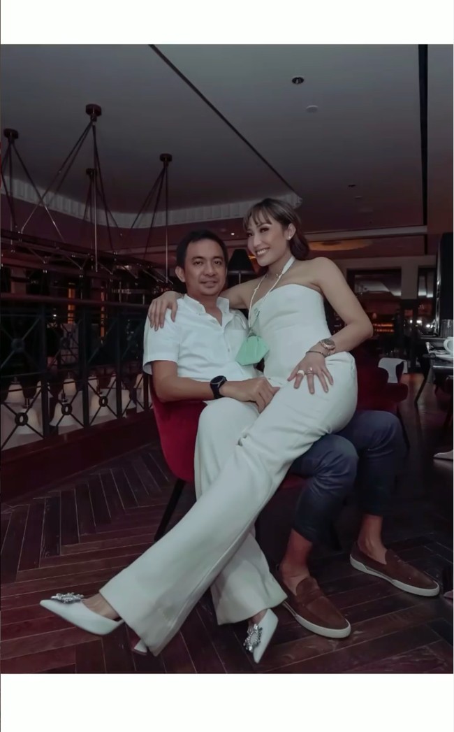 Regi Datau sendiri diketahu berprofesi sebagai seorang pengusaha, sedangkan Ayu merupakan artis sekaligus host yang wajahnya cukup sering tampil di acara televisi. Foto: Instagram/@mrsayudewi
